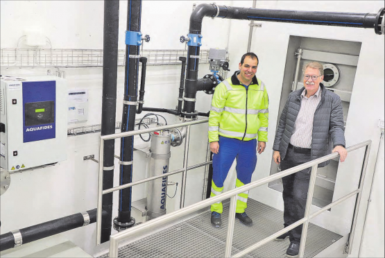 Peter Siegrist, Leiter Wasser bei der «ews energie ag» (l.) und Hanspeter Boller, Gemeinderat von Burg freuen sich über die Fertigstellung des Quellwasser-Reservoirs, das gut 100 Jahre in Betrieb bleiben soll. (Bild: rc.)