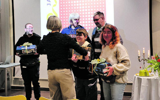 Die Klientinnen und Klienten der Werkstatt in Gontenschwil nahmen die Spende von vier DAB Radios freudestrahlend entgegen. (Bilder: jaf.)