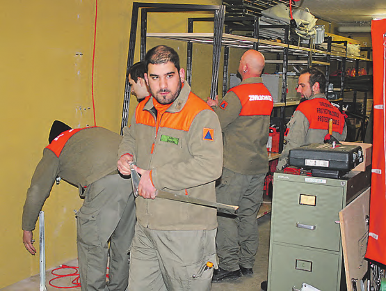 Zusammenführung: Zivilschützer räumen ein Materiallager und führen es in ein neues der fusionierten Zivilschutzorganisation aargauSüd zusammen. (Bild: zVg.)