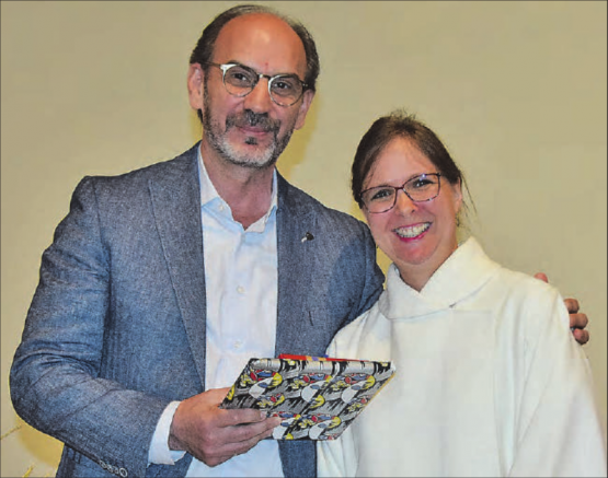 Die Chemie stimmt: Dr. Samuel M. Belhoul hiess Viktoria Vonarburg herzlich willkommen und freut sich auf eine erspriessliche Zusammenarbeit. (Bilder: st.)
