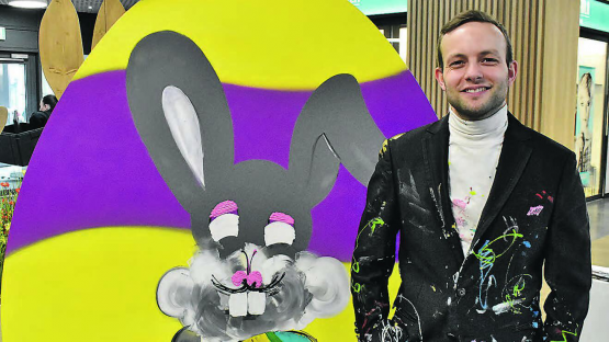 Ein farbenfrohes Osterei mit einer Message: Der Künstler Jonas Deubelbeiss aus Teufenthal hat im Einkaufszentrum Bärenmarkt in Reinach ein ganz besonderes Kunstwerk geschaffen. (Bilder: hg.)