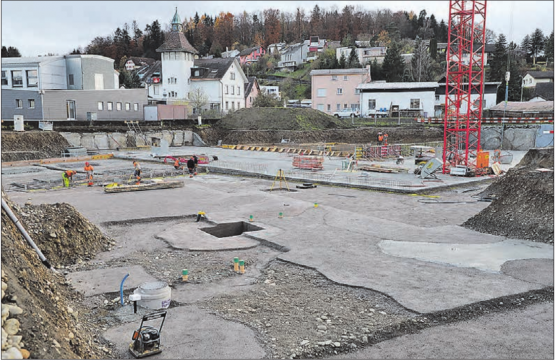Hinter dem alten Schulhaus, auf dem der Glockenturm steht, entstehen drei Mehrfamilienhäuser mit insgesamt 42 Wohnungen. Das Volk will nicht, dass die Zeitangabe in der Nacht verstummt, der Investor aber schon. (Bild: Remo Conoci)
