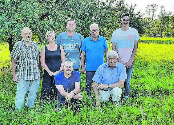 «IG ländliches Wohnen Zetzbu». Stehend v.l.:Andreas Kiener, Ursula Morgenegg, Roland Spillmann, Anton Graber, Marc Hunziker. Kniend v.l.: Karl Hirt, Max Kohler. (Bild: zVg.)