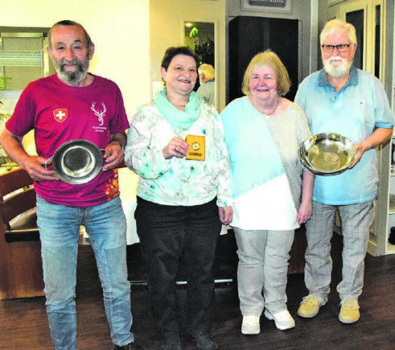 Mit Erinnerungsgeschenken geehrt: Werner Wittwer, Jsabelle Marrer, Madeleine und Rolf Senn. Auf dem Bild fehlt Markus Suter. (Bilder: st.)