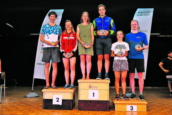 Siegerpodest 3-Tage-OL 2023 der Elite: (v.l.) Marita Hotz/Andreas Rüedlinger (2.), Sara Hertner und Philipp von Arx (1.) sowie Maria Hoienko und Mischa Lubasch (3.) (Bild: zVg.)