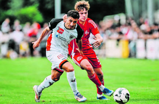 Eine halbe Stunde lang auf Augenhöhe: Aaraus Milot Avdyli (links) im Duell mit Alessio Bochicchio vom FC Suhr. (Bild: Sarah Rölli)