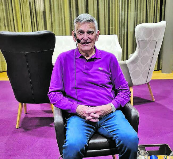 Ein Gast, der beim «Kaminfeuergespräch» in der Residenz Falkenstein vieles zu erzählen wusste: Dr. Jürg Steiner, ehemaliger Belegarzt am Spital Menziken. (Bild. zVg.)