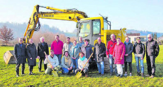 Das bisher nur auf Papier existierende Projekt wird bald Realität: Beim Spatenstich waren neben den Sponsoren auch Gemeindevertreter anwesend. Die Freude über den baulichen Startschuss ist gross. (Bild: zVg.)