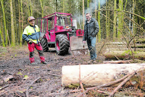 Hilfe auf dem «Chalt»: Projektleiter Hans-Rudolf Hochuli (links) und Amos-Gründer Reto Smonig testen den Forstschlepper im Staffelbacher Wald. (Bild: Kaspar Flückiger)