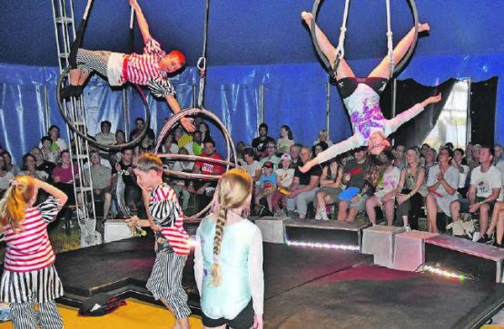Manege frei! Trapeznummern erfordern Geschicklichkeit, Körperbeherrschung und ein wenig Muskelkraft. (Bilder: aw.)