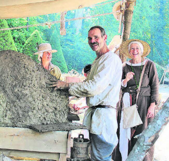 Selbst ausprobieren, wie ein Lehmofen zu seinen Rundungen kommt.