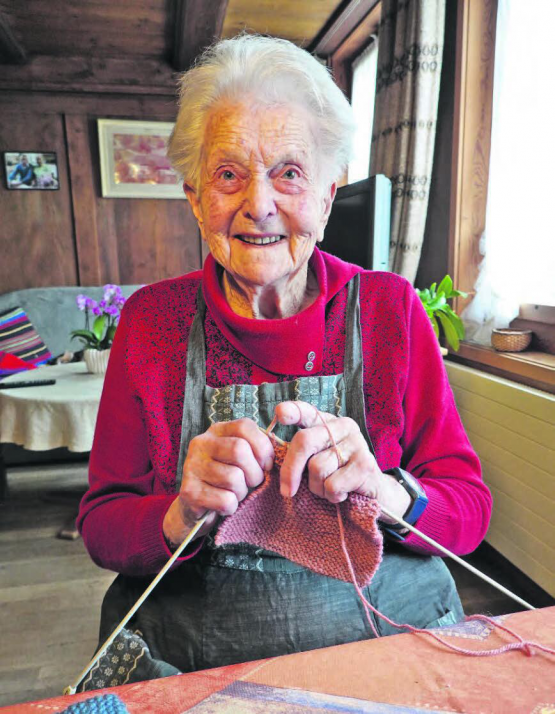 Elisabeth Leutwiler-Härri (97) strickt jeden Tag an ihrem Stubentisch.
