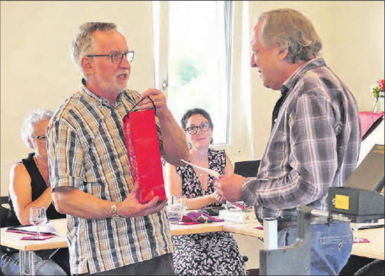 Spielt seit 55 Jahren die Orgel in der Kirche Gontenschwil: Kirchenpflegepräsident Kurt Hirt ehrte den langjährigen Organisten Paul Walser (r.). (Bild: zVg.)