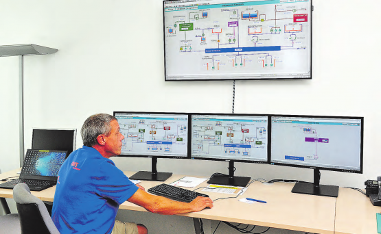 Online mit dem Wasser : Roger Soland, Leiter Trinkwasser bei der EWS Energie AG, kontrolliert über das neue Netzleitsystem die Quellzuflüsse und Wasserstände der verschiedenen Reservoirs vom Büro aus. (Bild: msu.)