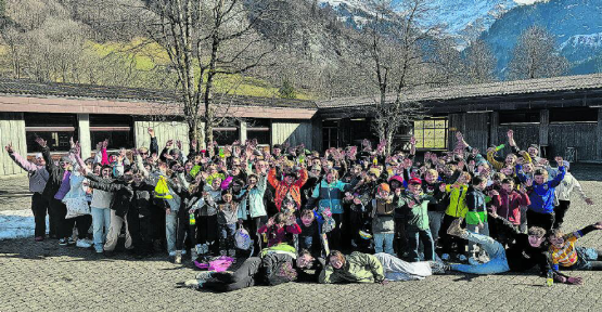 Strahlen mit der Sonne um die Wette: Die Teilnemerinnen und Teilnehmer des Skilagers. (Bild: zVg.)
