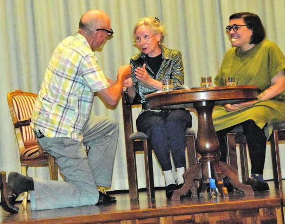 Es kam sogar zum Heiratsantrag: Thomas Werder wollte seine «Affenfrau» gleich nochmal heiraten. Hier zusammen mit deren Tochter, gespielt von Cynthia Coray. (Bild: st.)