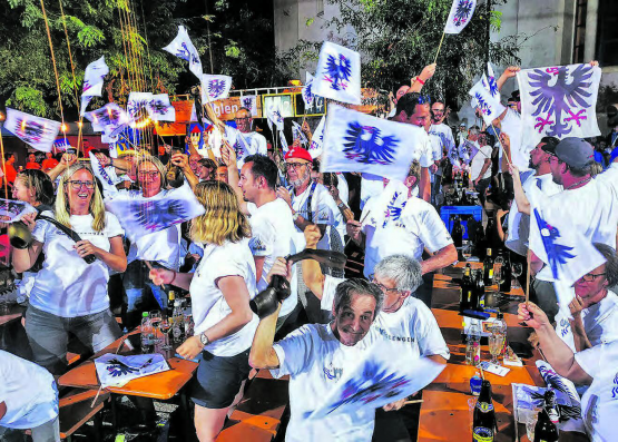 Vor 6000 Zuschauern in Gossau und einer halben Million Fernsehzuschauern: Mit 44 zu 132 Differenzpunkten deklassierten die Seenger Jasser ihre Kontrahenten aus Bürglen und sicherten sich damit jubelnd das Recht, Schauplatz der ersten Sendung im Jahr 2024 zu sein. (Bild: pd/okdjs/fth)