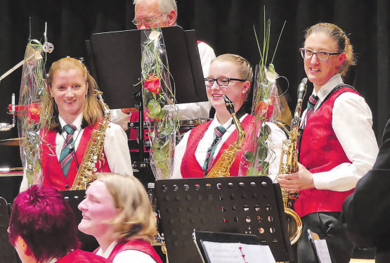 Stellvertretend für alle Musikantinnen und Musikanten: Die Saxophonistinnen Ursi Hofmann, Selinas Brugger und Astrid Schwendener. (Bilder: moha.)