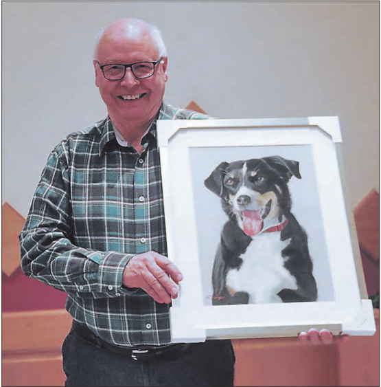 Ein tolles Team: Das abtretende Vorstandsmitglied Ueli Meier mit der gemalten Appenzeller Sennenhündin «Alina». (Bild: zVg.)
