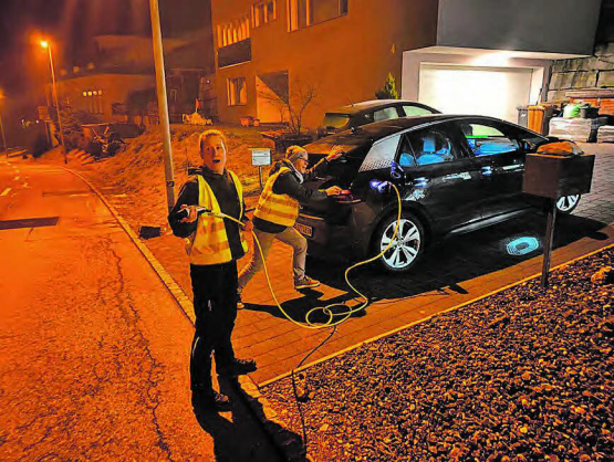 Gelegentlich wird auch anderweitig Hand angelegt: Zwei der 757 Freiwilligen, die für Nez Rouge Aargau unterwegs waren. (Bild: zVg.)