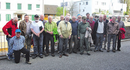 Auf dem Bild der Männerriege Beinwil am See fehlen sechs Turner: Heinz, der Fotograf, Heiko, der zu spät gekommene, Kurt, der im Bahnhof Boniswil auf die Gruppe wartete, Dani, der direkt ins Restaurant kam und zwei, die sich hinter den Köpfen anderer «verstecken». (Bild: zVg.)