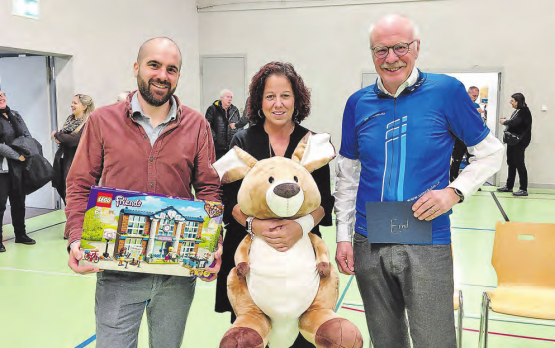 Wurden an ihrer letzten Gemeindeversammlung würdig verabschiedet: Gemeinderat Charlie Peter, Vizeammann Manuela Basso und Gemeindeammann Emil Huber. (Bilder: Roland Marti)