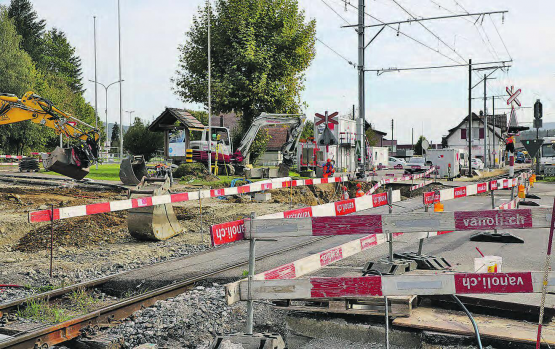 Ab dem 24. Oktober ist die neue Haltestelle «Oberkulm» in Betrieb – die Umgebungsarbeiten, der P+R-Parkplatz und die Instandstellung der Hauptstrasse werden aber noch einige Zeit in Anspruch nehmen. (Bild: rc.)