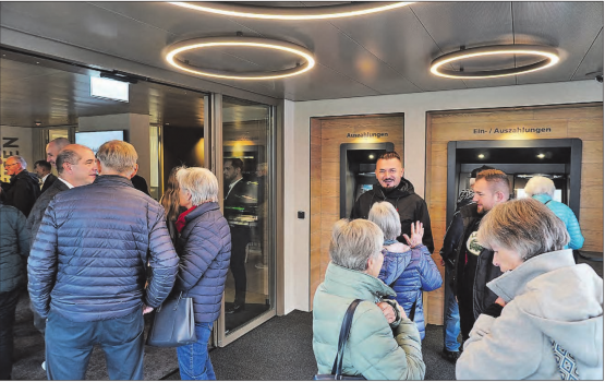 Hell und einladend: Der neue Eingangsbereich ist mit zwei Bankomaten ausgerüstet. (Bilder: Melanie Köchli)