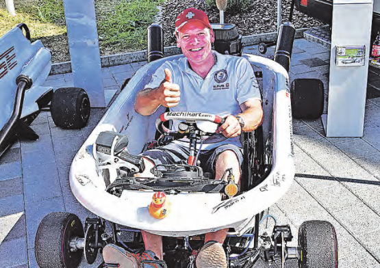 Aktiv zwischen beiden Läufen: In seiner Reitnauer Garage entfernt Marc Buchser Abrieb und Verunreinigungen von den Rädern mit dem Fön. (Bilder: aw.)