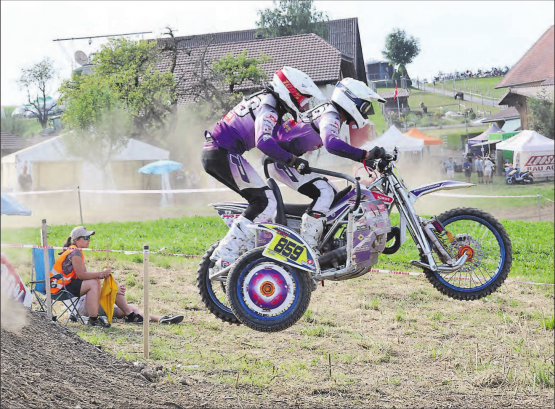 Jetzt nur noch richtig landen: Bei der Fahrt über die Strecke hoben die Teams ab. (Bilder: dr.)