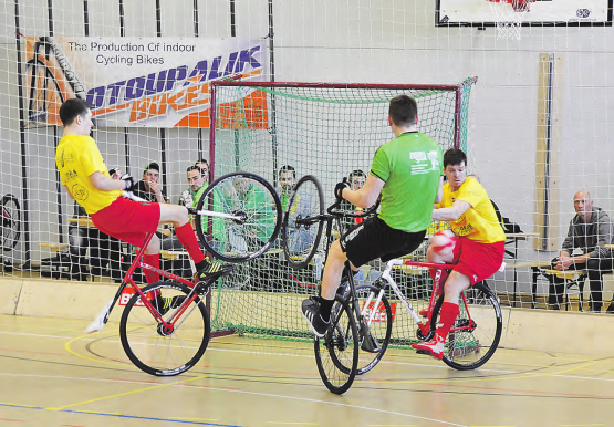 Gegen Oftringen arg in Bedrängnis: Die beiden Schöftler im gelben Dress, Freddy Schenk (rechts) und Michael Baumann. (Bild: pv.)
