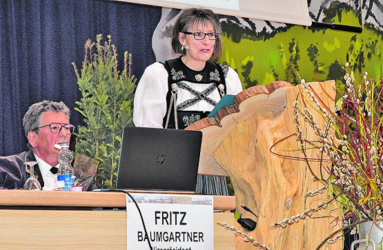 Agierte professionell und zielorientiert: Monika Koch führt durch die Traktanden, Vizepräsident Fritz Baumgartner sitzend. (Bilder aw.)
