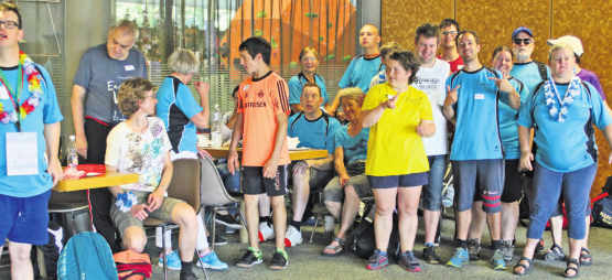 Behindertensportgruppe Reinach: Diskussionen über die erbrachten Leistungen in der wohlverdienten Mittagspause. (Bilder: zVg.)