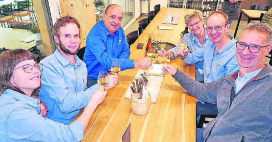 Regierungsrat Markus Dieth hatte sich nach seinem Tag als Küchenhelfer und Serviceangestellter in der Bergwirtschaft «ufem Chalt» ob Staffelbach einen Umtrunk redlich verdient. (Bilder: ran.)