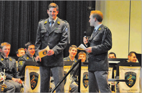 Das Mil Spiel Ter Div 2 zu Gast im Kubus Rickenbach: Luca Stirnemann (links) und Marinus Lütolf führen gekonnt durch das Programm. (Bild: mla.)