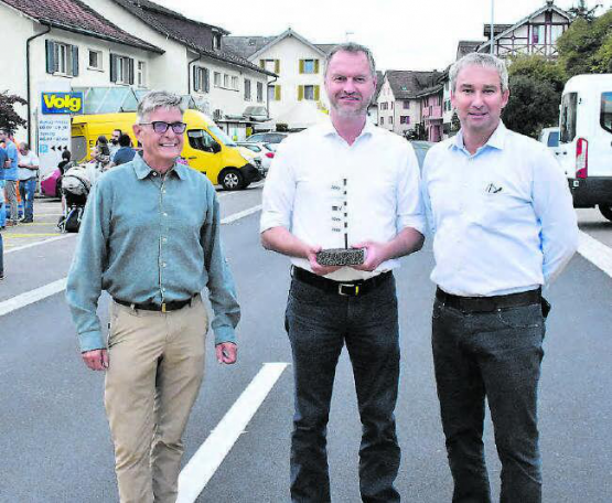 Nach 18 Monaten Bauzeit konnte die Seenger Poststrasse wieder dem Durchgangsverkehr übergeben werden: Projektleiter René Wernli, Seengens Gemeinderat Eli Wengenmaier und Marius Büttiker von der Abteilung Tiefbau beim Kanton freuen sich über das gelungene Projekt. (Bild: hg.)