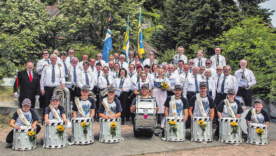 Gemeinsamer Auftritt in Laufenburg: Die Musikgesellschaften Teufenthal, Unterkulm und Oberkulm mit den Tambouren Rued. (Bild: zVg.)