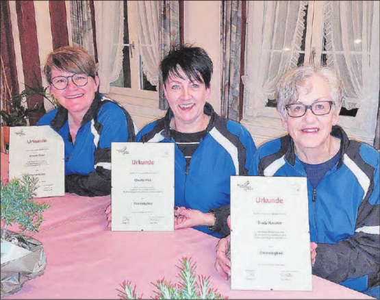 Drei neue Ehrenmitglieder des Frauenturnvereins Zetzwil: (v.l.n.r.) Simone Gloor, Claudia Walz, Trudy Hunziker. (Bild: zVg.)