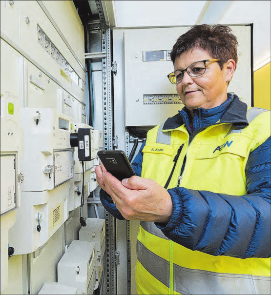 Sicherheit wird grossgeschrieben: Zählerableserinnen können sich auf Wunsch durch einen AEW Ausweis legitimieren und tragen eine AEW Leuchtweste. (Bild: zVg.)