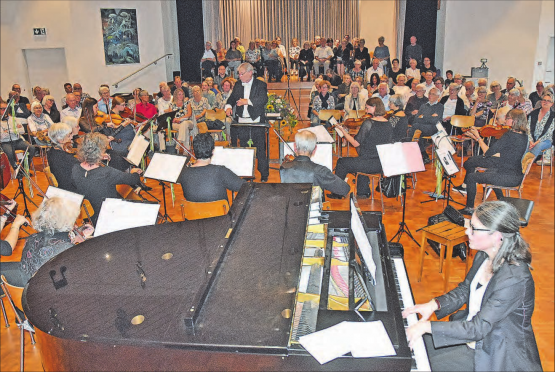 Das dreiteilige Jubiläumskonzert kam gut beim Publikum an: Vorne Sabine Bachmann-Frey am Flügel, in der Mitte das Kammerorchester Schöftland unter der Leitung von Peter Klaus. (Bilder aw.)