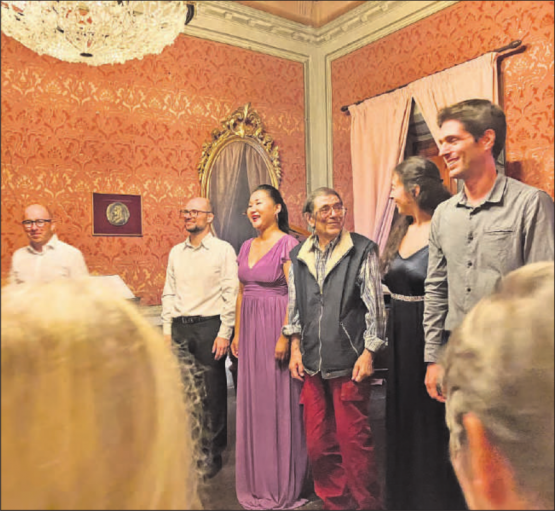 Seetaler Poesiesommer in Anghiari (Toskana). Die Lesungen wurden von Kompositionen umrahmt, die im Rahmen des Festivals entstanden sind. In der Mitte: Vita Taverna, Poet und Mentor der Veranstaltung. (Bild: zVg)