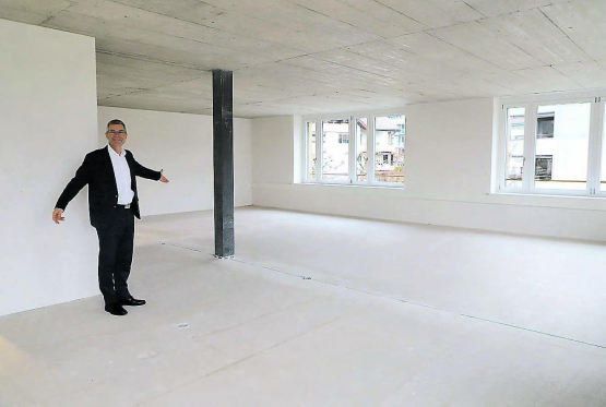 Stefan Züsli führt durch den letzten freien Raum im «Leerau Zentrum». Der Leiter der Bank Leerau ist überzeugt, dass die Lage sehr attraktiv ist. (Bild: rc.)