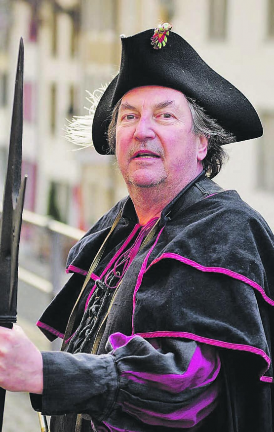 Nachtwächter Peter bietet im Dezember wieder seine Nachtwächterführungen durch Aarau an. (Bild: zVg.)