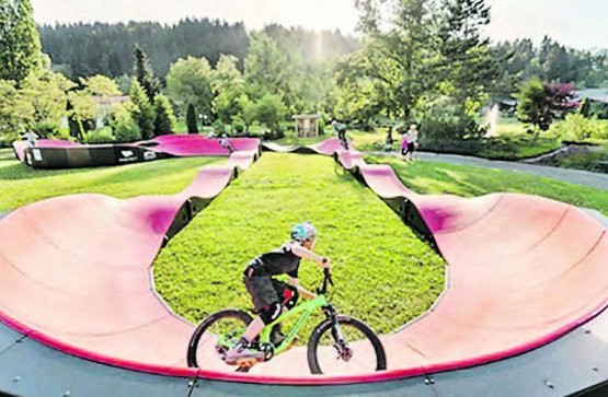 In den Sommerferien auf dem Rickenbacher Schulgelände: Action dank einem mobilen Pumptrack. (Bilder: zVg.)