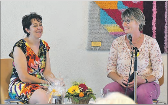 Begeisterte das Publikum in Oberkulm: Sterneköchin Bernadette Lisibach (links) im Gespräch mit Erzähltalbotschafterin Elisabeth Krack.