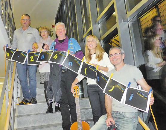 Vorfreude auf «s’zähnti» Programm: Das Kukuk-Team präsentiert das neue Jahresprogramm mit Künstlerinnen und Künstlern aus verschiedenen Sparten. (Bild: moha.)