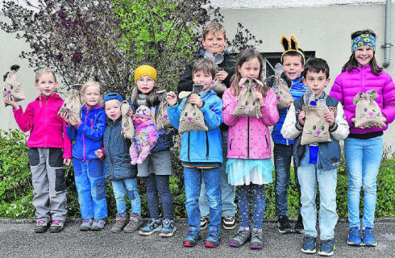 Nur ein Teil der jungen Finder: Kinder heben die gefundenen Ostersäckli hoch. (Bilder aw.)