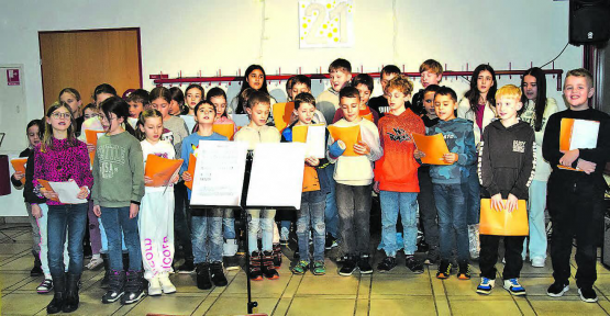 Ein stimmgewaltiger Chor: Schüler der 3. bis 6. Klasse überraschten mit fröhlichen Liedern, sogar fremdsprachig. (Bilder: st.)