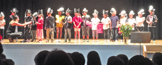 Schulschlussfeier in Hallwil: Die Kindergärtler, als Seeräuber verkleidet, stellen sich am Mikrofon in herziger Art und Weise gleich selber vor. (Bilder: ru.)