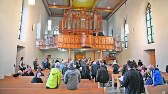 «Freunde der Orgel»: Das Benefizkonzert in der Reformierten Kirche Menziken stiess auf grosses Interesse. (Bild: zVg.)